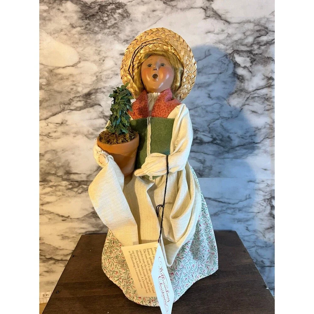 Byers Choice  Colonial Williamsburg Christmas Woman Holly Topiary Clay Pot 2001